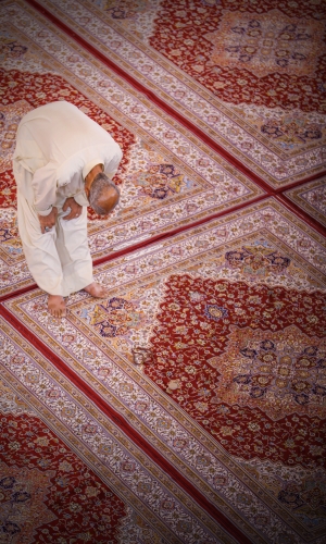 صلاة داخل الصحن الحسيني