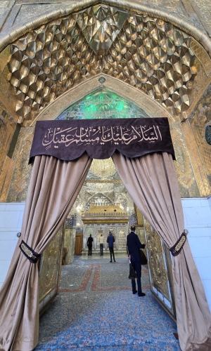 السَّلامُ عَلَيكَ أيُّها العَبدُ الصَّالِحُ المُطِيعُ للهِ وَلِرَسُولِهِ وَلِأمِيرِ المُؤمِنِينَ وَالحَسَنِ وَالحُسَينِ (عليهم السلام)