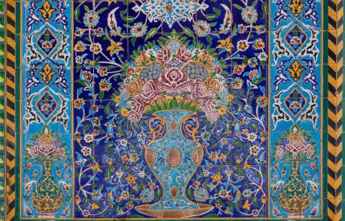 النقوش والزخارف في المخيم الحسيني