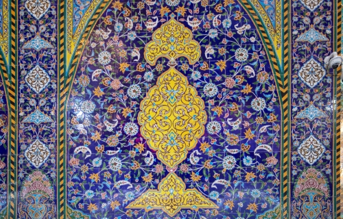 زخارف ونقوش في المخيم الحسيني 