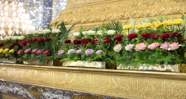 اكاليل الورد فوق ضريح الامام الحسين (ع)