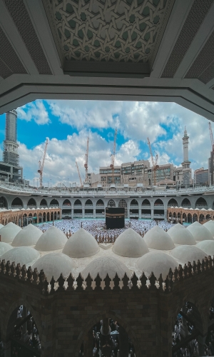 حجّت القلوب قبل الأجساد، تشهق شوقًا لثرى البيت الحرام