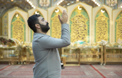 أجواء الدعاء في صحن المولى أبي الفضل العباس (عليه السلام)