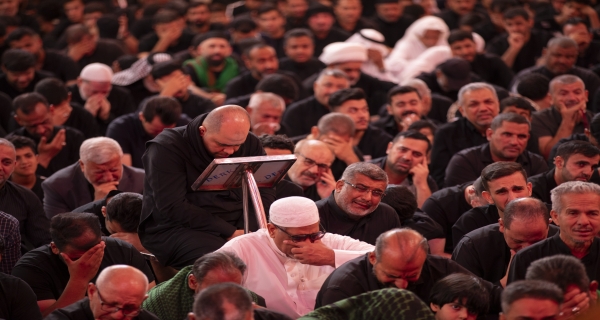 الحزنُ والبكاءُ يعمّان أرجاءَ الصحنِ الحسينيِّ الشريف